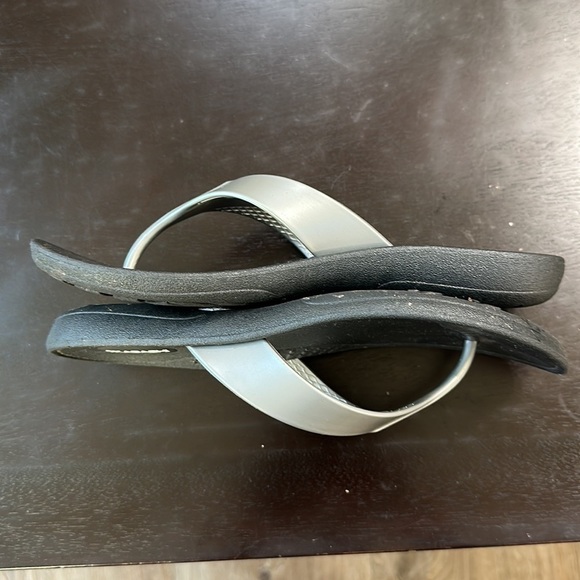 Okabashi silver made in USA flip flops SZ M/L - Picture 4 of 8